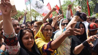 Simpatizantes del expresidente Zardari protestan contra su detención en Karachi (Pakistán), este martes. 