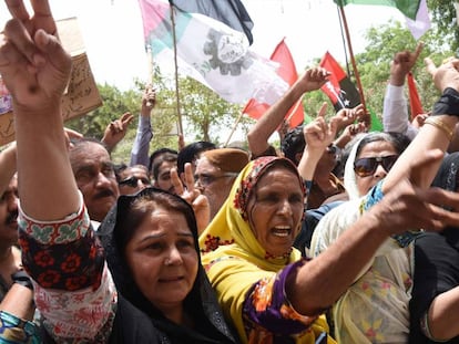 Simpatizantes del expresidente Zardari protestan contra su detención en Karachi (Pakistán), este martes. 