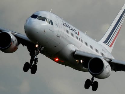 Un Airbus A319 de Air France, preparado para aterrizar en el aeropuerto parisino Charles de Gaulle.