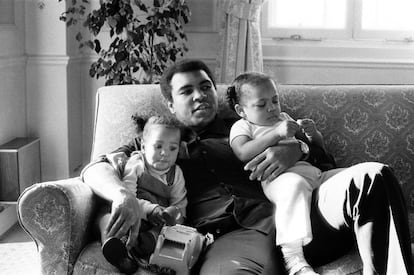 Muhammad Ali, con sus hijas Laila (izq.) y Hana, en un hotel en Londres en 1978.