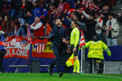 Simeone celebra el segundo gol de Julián Alvarez al Leverkusen.
