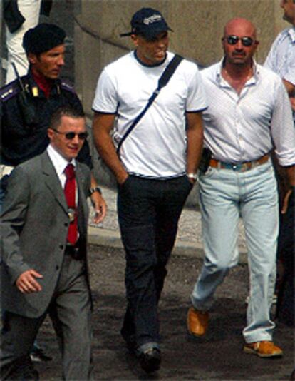 Ronaldo, escoltado por la policía a su llegada a Milán.
