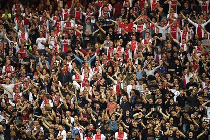 Los seguidores del Ajax animan a su equipo en el interior del estadio Friends Arena de Estocolmo.