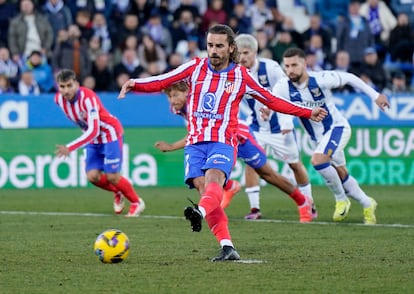 Soccer Football - LaLiga - Leganes v Atletico Madrid - Estadio Municipal de Butarque, Leganes, Spain - January 18, 2025
Atletico Madrid's Antoine Griezmann misses a penalty kick REUTERS/Ana Beltran