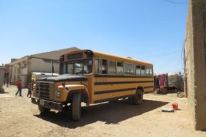 El autobús del programa de educación de Naciones Unidas recoge a parte de los niños y niñas del asentamiento cada día.