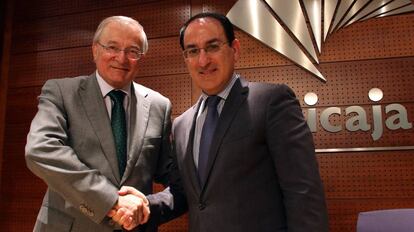 Manuel Azuaga y Javier Gonz&aacute;lez de Lara, tras la firma del acuerdo.