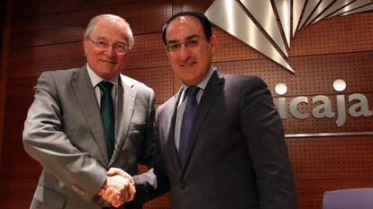 Manuel Azuaga y Javier Gonz&aacute;lez de Lara, tras la firma del acuerdo.