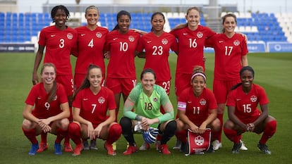 La selección canadiense de fútbol femenino, antes de iniciar un partido. 
 