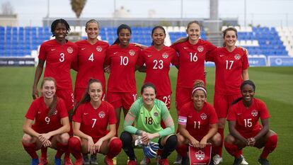 La selección canadiense de fútbol femenino, antes de iniciar un partido. 
 