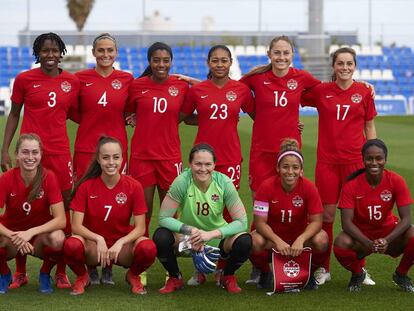 La selección canadiense de fútbol femenino, antes de iniciar un partido. 
 