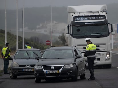 Control de la Policía Nacional entre Castro Marim (Algarve) y Ayamonte (Huelva) tras el cierre de la frontera entre España y Portugal, este viernes.