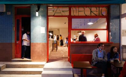 El Bar do Porto de Corrubedo (A Coruña) es un encargo de David Chipperfield para la joven arquitecta Sofía Blanco Santos: un bar con solera y contemporáneo para cumplir la fantasía gallega del arquitecto británico.