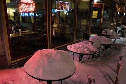 Exterior de un bar de Washington durante el temporal de nieve que azota el este de Estados Unidos.