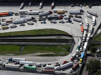 Camiones de carga esperan poder cruzar la frontera con San Diego del lado mexicano.