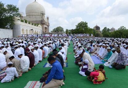 Musulmanes rezan en el inicio de la la fiesta del Eid al-Fitr, que marca el fin del Ramadán, este sábado en Hyderabad, en India.