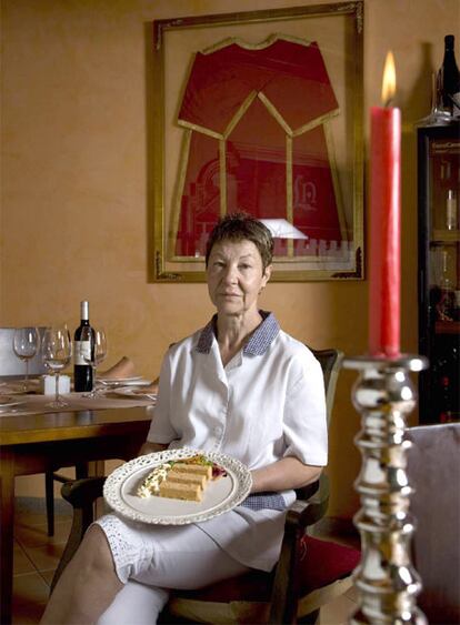 Juana Iglesias, con el pastel de cabracho, en su restaurante La Abadía de Nigrán.