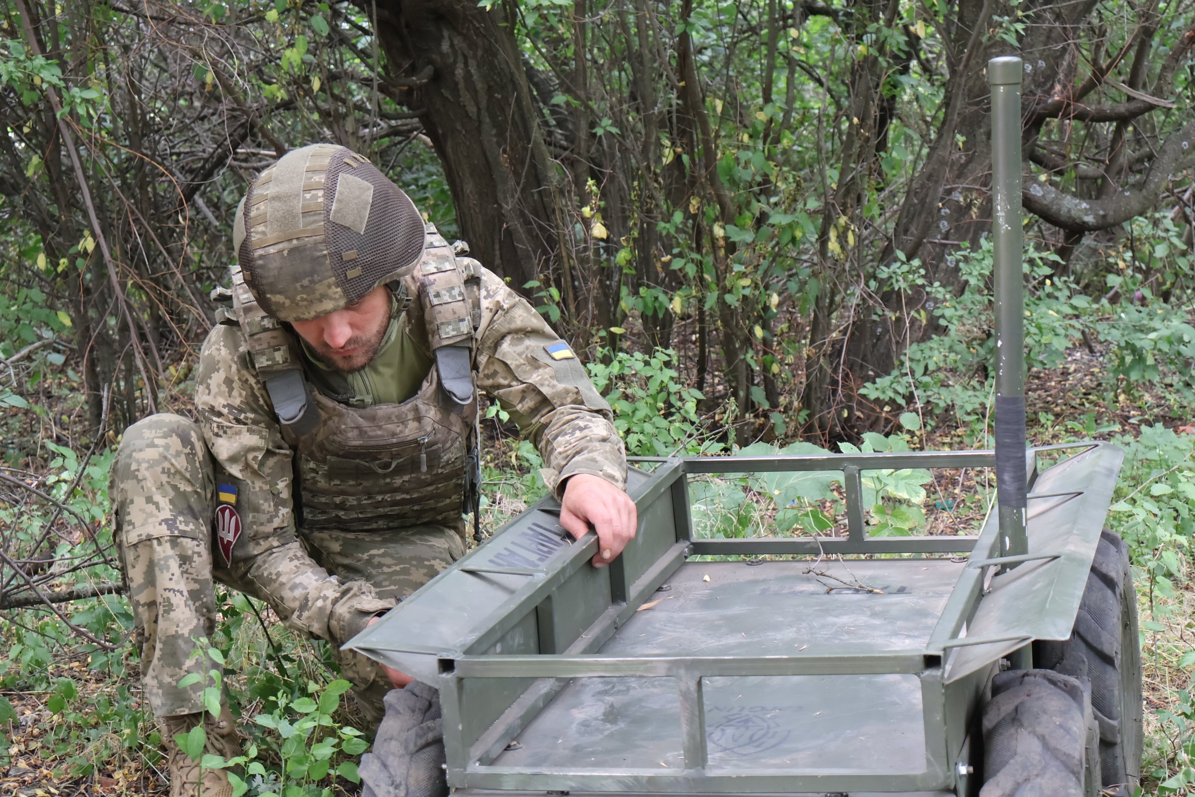 Un soldado de la 25ª Brigada Aerotransportada de Ucrania prepara un dron terrestre, el 12 de junio en Donetsk.