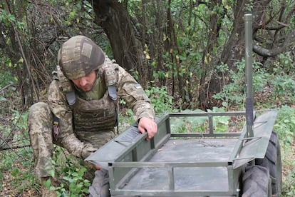 Un soldado de la 25ª Brigada Aerotransportada de Ucrania prepara un dron terrestre, el 12 de junio en Donetsk.