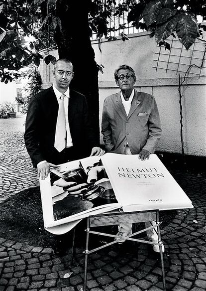 Helmut Newton y su editor Benedikt Taschen , posan con uno de los primeros ejemplares de Sumo. Cada ejemplar, en edición limitada y objeto de coleccionistas, pesa 35,5 kilos.