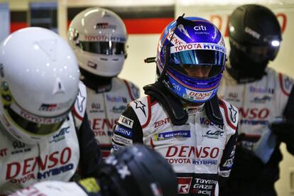 Fernando Alonso se prepara para conducir su Toyota durante las 24 Horas de Le Mans (Francia).