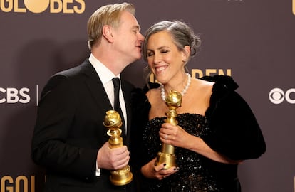 Director Christopher Nolan and producer Emma Thomas pose with the Golden Globes for best direction and best drama.