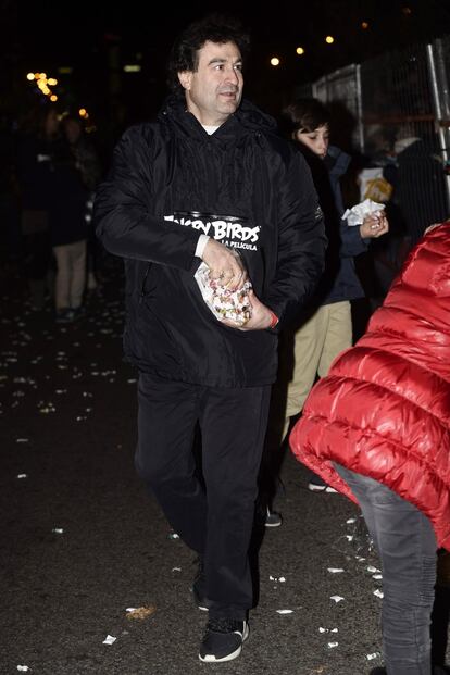 El cocinero Pepe Rodríguez repartió golosinas en el desfile del jueves por la noche en Madrid.