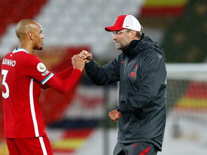 Klopp felicita a Fabinho tras la victoria del Liverpool ante el Arsenal