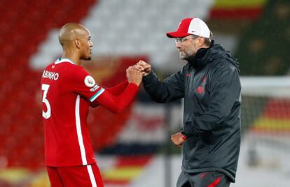 Klopp felicita a Fabinho tras la victoria del Liverpool ante el Arsenal