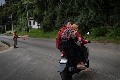 Indígenas chamulas transitan en la Carretera Puerto Caté-San Cristóbal de las Casas.