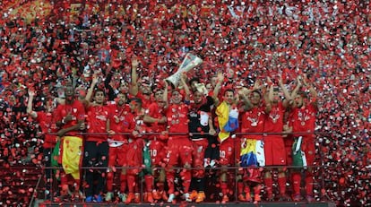 Navarro levanta la copa de campeón de la Liga Europa