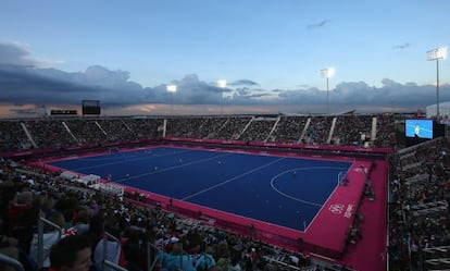 La pista azul de hockey sobre hierba.