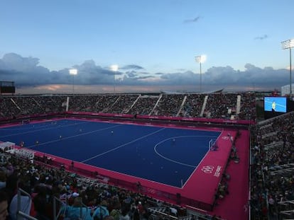 La pista azul de hockey sobre hierba.