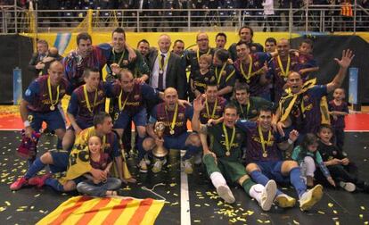Los jugadores del Barcelona con la el trofeo tras imponerse al Dinamo de Moscú