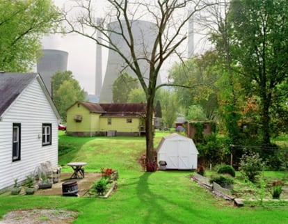 La imagen galardonada con el primer premio Prix Pictet 2010: <i>Planta de energía Amos Coal,</i> Raymond City, West Virginia, Estados Unidos, 2004, de la serie <i>American power/Energía americana,</i> realizada por el fotógrafo Mitch Epstein.