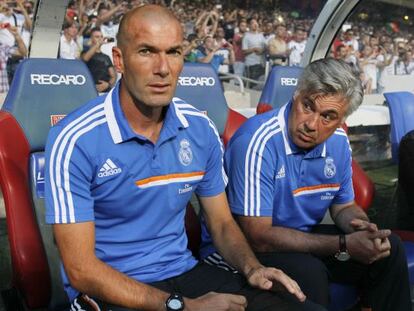 Zidane junto a Ancelotti en el banquillo del Real Madrid. 