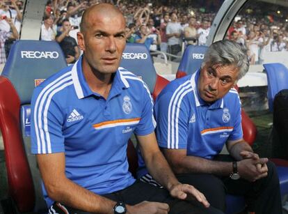 Zidane junto a Ancelotti en el banquillo del Real Madrid.