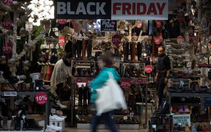 Una tienda de Madrid se prepara pra el Black Friday.