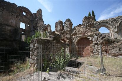 La iglesia es de una sola nave de gran tamaño. La cabecera está realizada en sillería de granito con dos hojas y relleno de mampostería y con el ábside circular, flanqueado por otros dos pequeños ábsides. Los muros del resto de la nave son de mampostería de topo mudéjar.