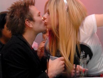 La cantante Avril Lavigne ha confirmado, a través de su página <i>web</i>, su separación matrimonial de Deruck Whibley, con el que se casó en 2006 y con el que aparece en la imagen, tomada el año pasado. Al parecer, según fuentes cercanas a la pareja citadas por la revista <i>People</i>, Avril necesita una vida independiente en la que explorar el mundo por su cuenta. "Estoy agradecida por el tiempo que hemos pasado juntos", ha escrito en su <i>web</i> la joven de 24 años, "y me siento bendecida porque seguimos siendo amigos". Otra fuente cercana a la pareja dice que tienen problemas desde hace seis meses. Lo que sí es un hecho es que no viven juntos, ya que Deryck, de 29 años, ha dejado la mansión de Bel Air, en Los Ángeles, California, en la que compartían su vida y que ambos están ahora concentrados en sus respectivos proyectos discográficos.