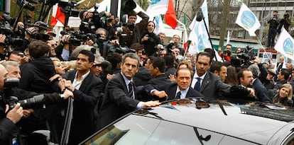 El primer ministro italiano, Silvio Berlusconi, sale del Palacio de Justicia de Milán tras comparecer ante un tribunal.