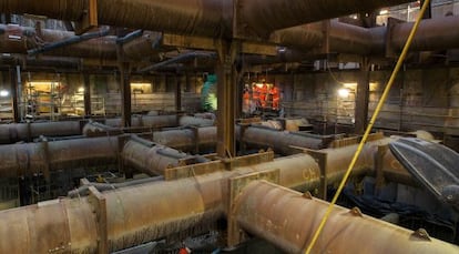 La estación de Farringdon se convertirá en el nodo central del Crossrail. En la imagen, los trabajadores descienden desde un agujero abierto en el suelo de la mencionada estación.