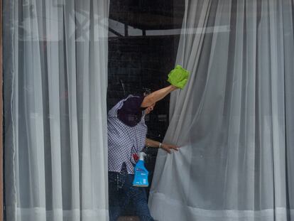 Una trabajadora del hogar labora en una casa en la colonia Lomas de Virreyes. CIUDAD DE MÉXICO, 16AGOSTO2022.- Una trabajadora del hogar labora en la colonia Lomas de Virreyes.
FOTO: MOISÉS PABLO/CUARTOSCURO.COM