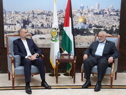 El ministro de Asuntos Exteriores iraní, Hossein Amirabdollahian, y el líder del grupo islamista palestino Hamás, Ismail Haniya, durante una reunión en Doha, Qatar, este sábado.