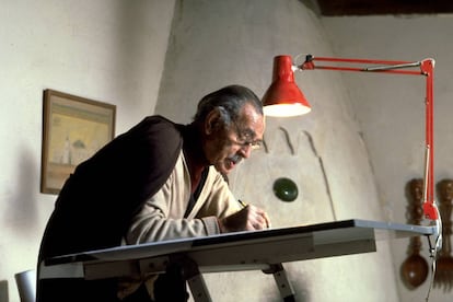 Hassan Fathy, en su estudio del palacio Ali Effendi, distrito de Dar el-Labbana, El Cairo.