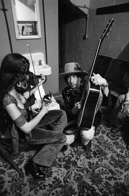 Bob Dylan ensaiando com a violinista Scarlett Rivera.