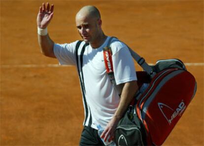 Agassi se despide de los aficionados tras su derrota ante el español.