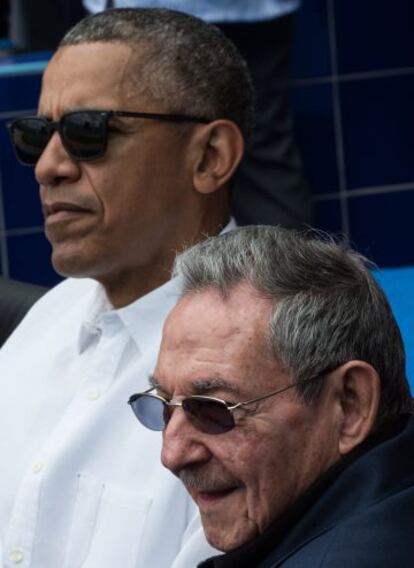 Obama, con Raúl Castro, durante un partido de béisbol en La Habana.