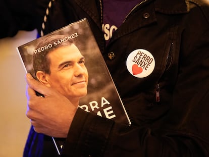 Un simpatizante participa el miércoles en una manifestación en apoyo al presidente del Gobierno, Pedro Sánchez, frente a la sede del PSOE en Ferraz, Madrid.