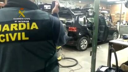 Agentes de la Guardia Civil durante el desmantelamiento del mayor taller clandestino de dobles fondos, en Ávila, este jueves.