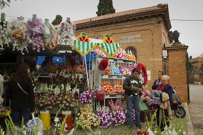 Puesto de flores en el cementerio de San Fernando de Sevilla con una corona en forma de escudo del Betis.